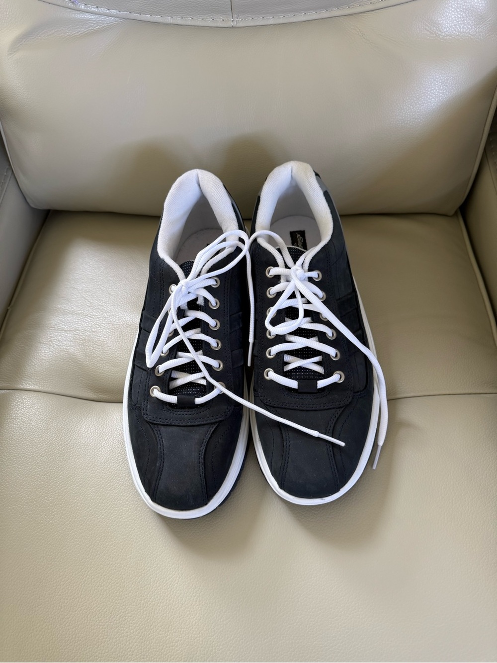 NWOT EDDIE BAUER Men's Sueded Leather Sneakers with White Accents